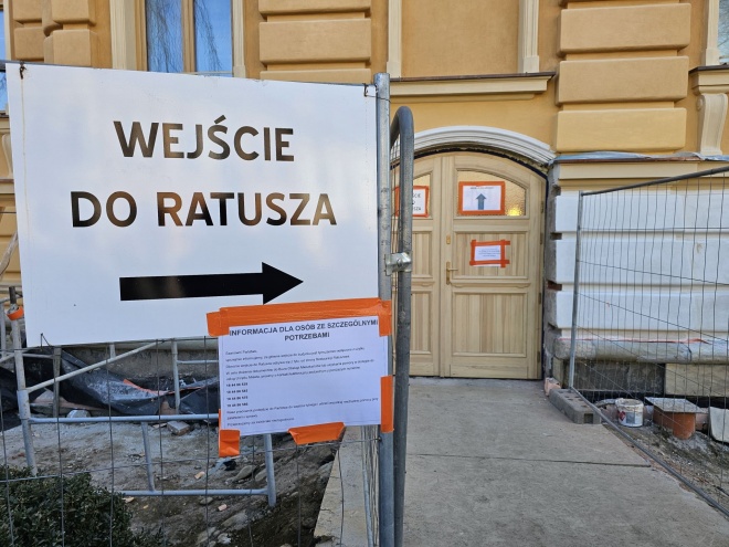 Wejście do ratusza od strony restauracji "Ratuszowa"