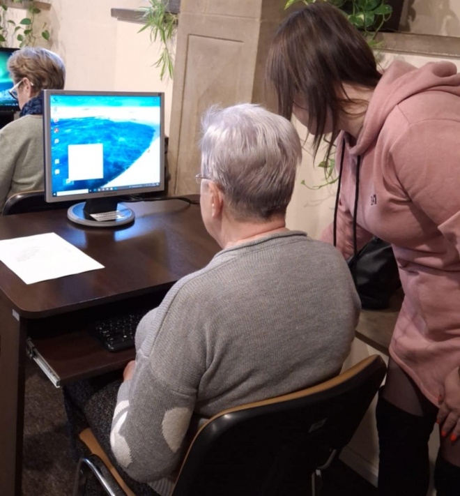 seniorka przy komputerze