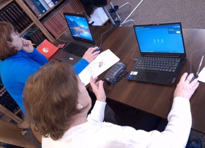 seniorki podczas warsztatów przy laptopach