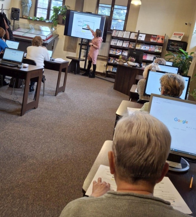 seniorki podczas warsztatów przy komputerach