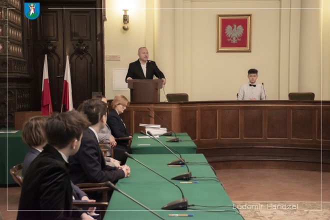 Prezydent Ludomir Handzel wraz z członkami Młodzieżowej Rady Miasta. Prezydent Ludomir Handzel wraz z członkami Młodzieżowej Rady Miasta.