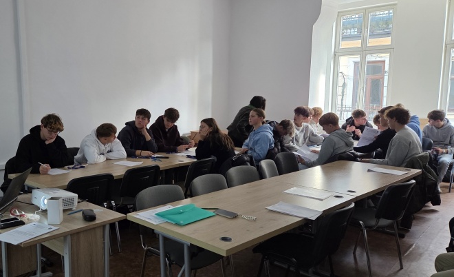 Zdjęcie uczniów IV Liceum Ogólnokształcącego Sportowego im. Świętej Kingi w Nowym Sączu 