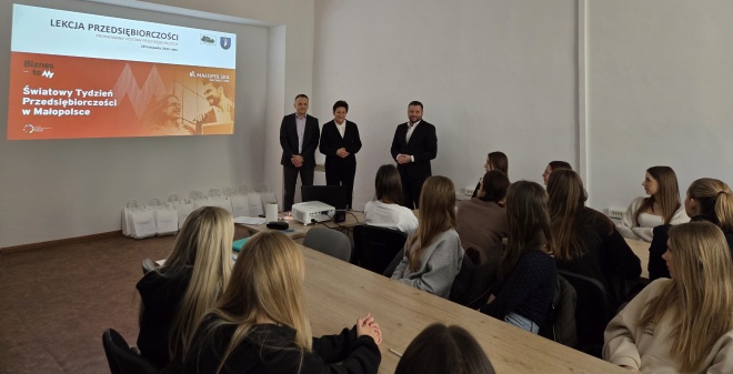 zdjęcie przedstawiające uczniów z Zespołu Szkół Ekonomicznych w Nowym Sączu