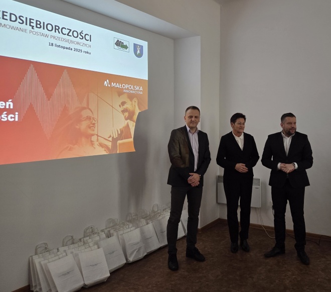 zdjęcie przedstawiające Panią Bożenę Borkowską wykonująca zadania i kompetencje prezydenta Nowego Sącza, Krzysztofa Hebdę Dyrektora Wydziału Przedsiębiorczości, Jarosława Glińskiego Dyrektora Sądeckiego Urzędu Pracy