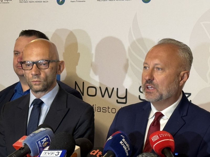 Od lewej: Artur Bochenek, zastępca prezydenta miasta oraz prezydent Ludomir Handzel podczas konferencji prasowej 
