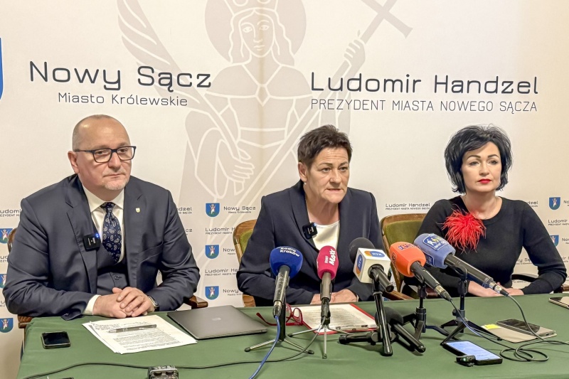 Od lewej Krzysztof Głuc, przewodniczący Rady Miasta Nowego Sącza, Bożena Borkowska, zastępca prezydenta miasta, Renata Seruga-Tokarz, skarbnik 