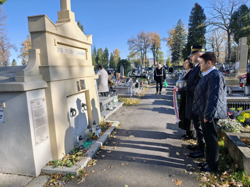 Bożena Borkowska, zastępca prezydenta miasta odwiedza groby byłych burmistrzów Nowego Sącza