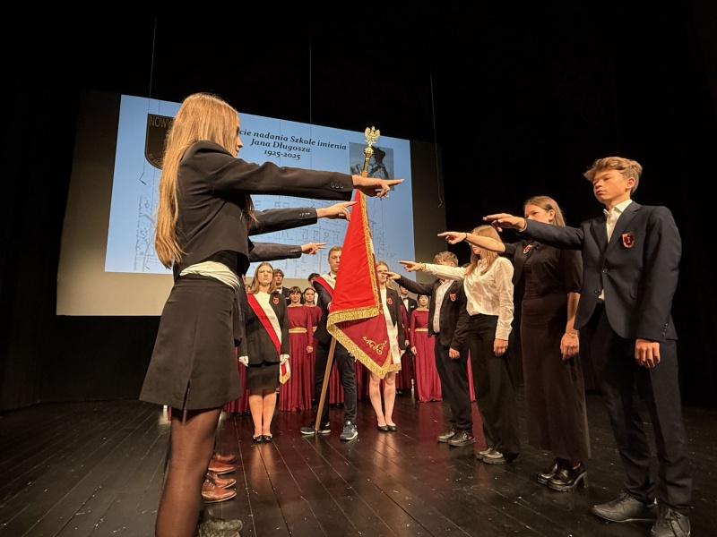 Uczniowie I Liceum Ogólnokształcącego podczas uroczystości w MCK Sokół