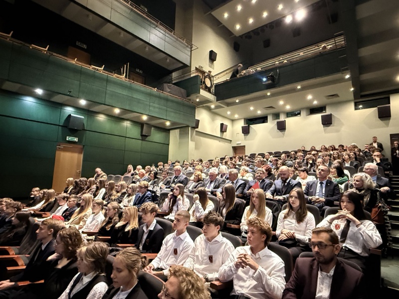 Uczniowie I Liceum Ogólnokształcącego podczas uroczystości w MCK Sokół