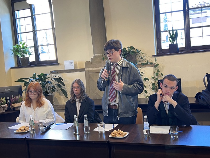 Uczestnicy Debaty Oksfordzkiej w Sądeckiej Bibliotece Publicznej