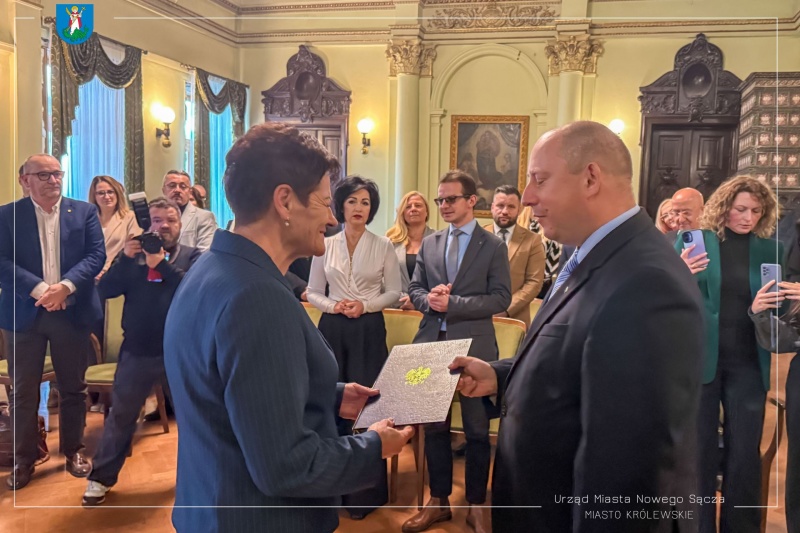 Krzysztof Jan Klęczar wręcza Bożenie Borkowskiej dokumenty nominacyjne