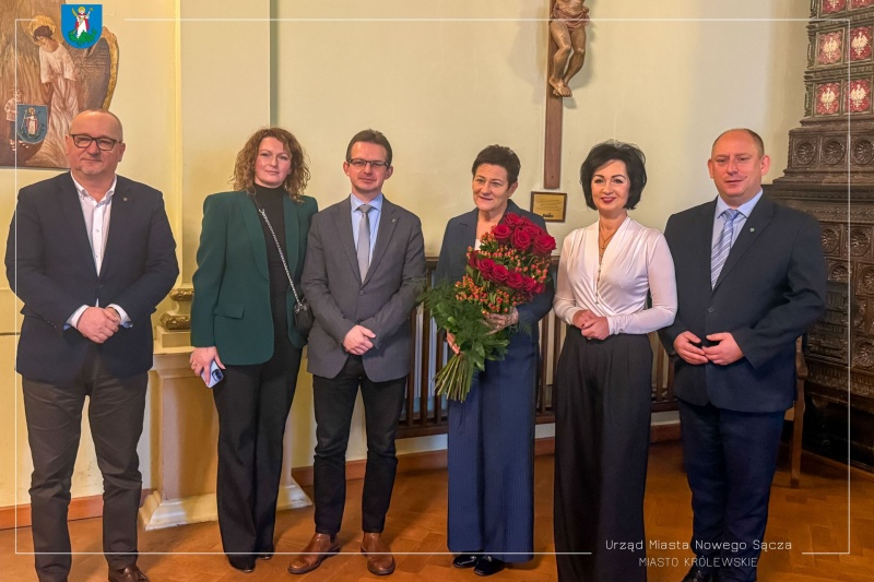 Uczestnicy uroczystości wręczenia dokumentów nominacyjnych Bożenie Borkowskiej