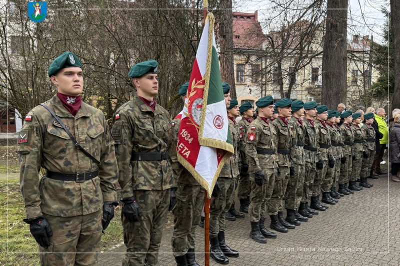 Poczty sztandarowe w trakcie Miejskich Obchodów Narodowego Święta Niepodległości
