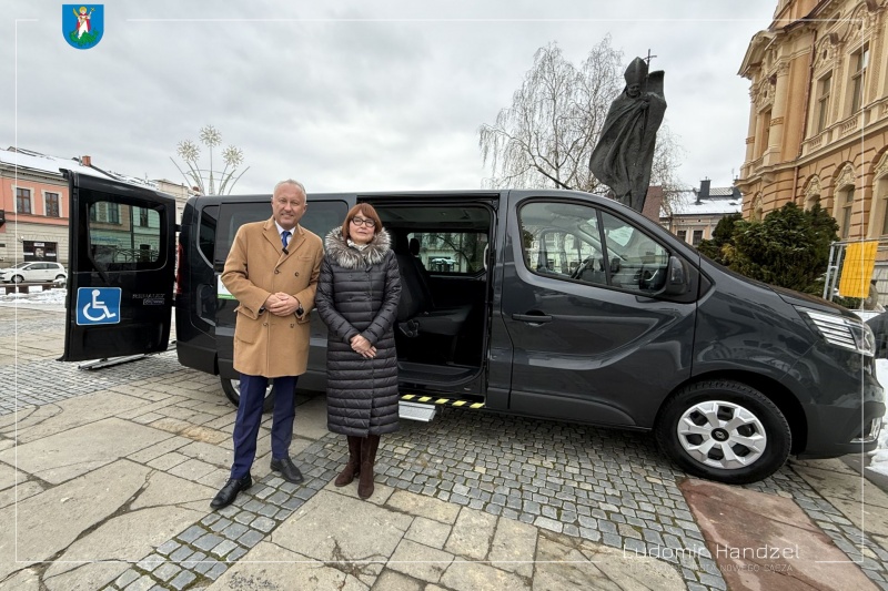 Prezydent Ludomir Handzel z Marią Gabryś, dyrektor DPS