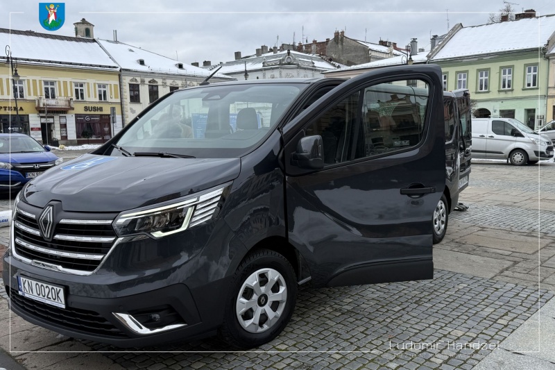 Samochód marki renault trafic, który trafił do nowosądeckiego DPS