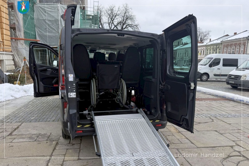 Samochód marki renault trafic, który będzie służyć pensjonariuszom DPS przy ul. Emilii Plater