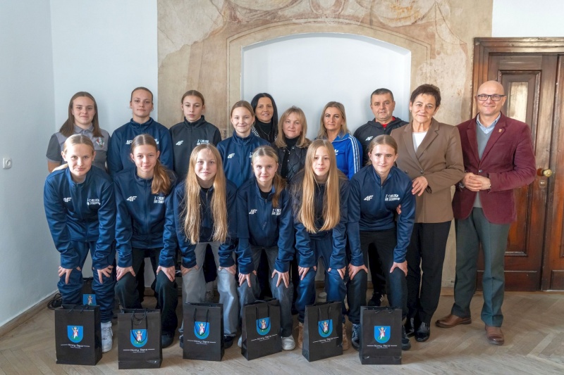 Zawodniczki Junior 15 z zastępcą prezydenta Bożeną Borkowską