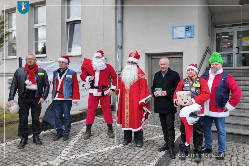 Prezydent z Motomikołajami pod nowosądeckim szpitalem