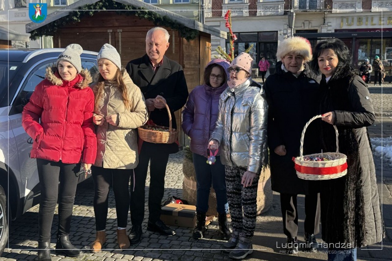 Prezydent Ludomir Handzel, Bożena Borkowska, zastępca prezydenta miasta i Renata Seruga-Tokarz, skarbnik miasta z dziećmi na nowosądeckim rynku