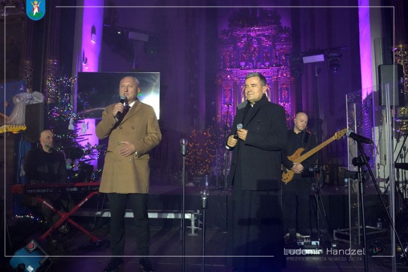 Na scenie w Bazylice św. Małgorzaty w Nowym Sączu podczas koncertu Bożonarodzeniowego od lewej prezydent Ludomir Handze i ksiądz dr Jerzy Jurkiewicz