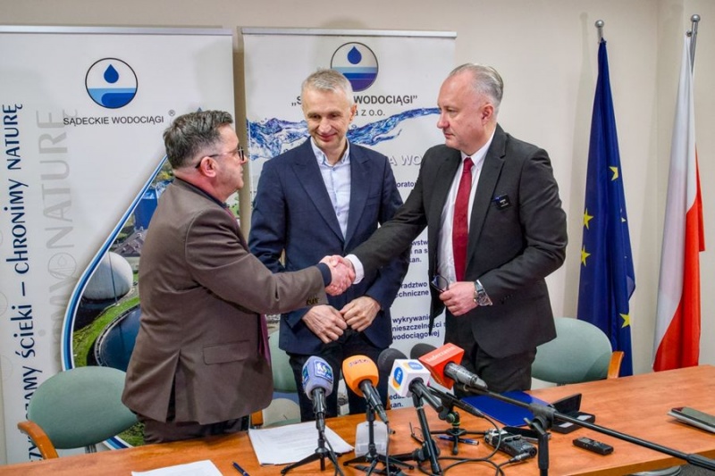 Od lewej wójt gminy Chełmiec Stanisław Kuzak, prezes sądeckich wodociągów Jerzy Szczecina i prezydent Nowego Sącza Ludomir Handzel podczas podpisania umowy o wzajemnej współpracy w siedzibie Sądeckich Wodociągów