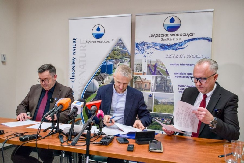 Od lewej wójt gminy Chełmiec Stanisław Kuzak, prezes sądeckich wodociągów Jerzy Szczecina i prezydent Nowego Sącza Ludomir Handzel podczas podpisania umowy o wzajemnej współpracy w siedzibie Sądeckich Wodociągów