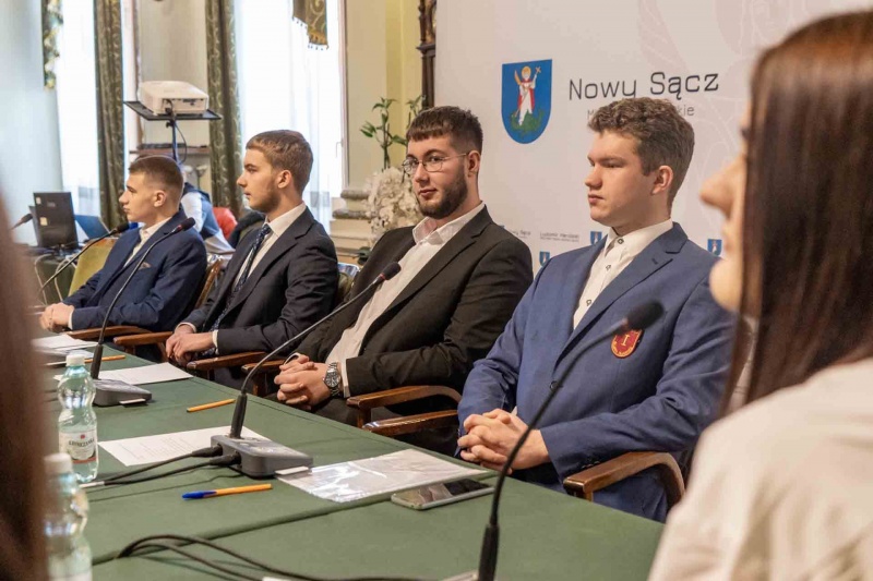 Młodzi radni podczas pierwszych obrad w nowej kadencji Młodzieżowej Rady Miasta