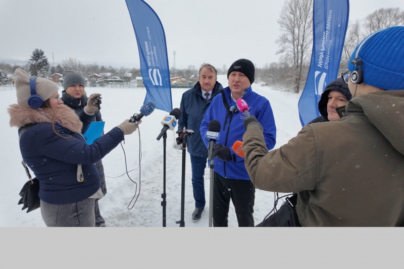 Prezydent Ludomir Handzel w trakcie konferencji na wałach nad Dunajcem
