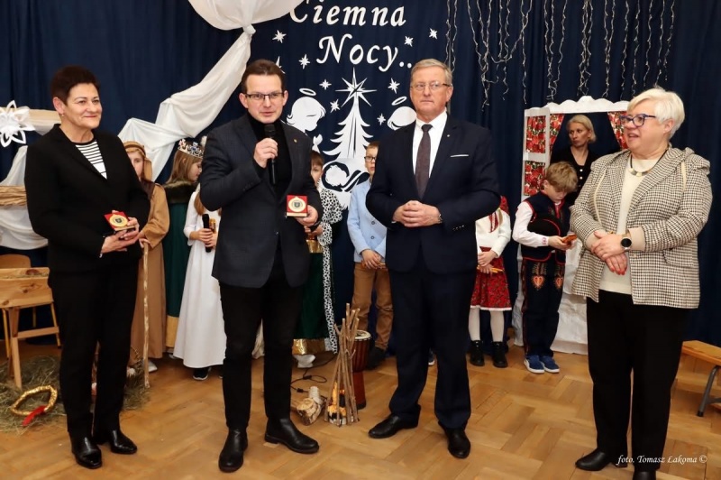 Od lewej: Bożena Borkowska i Michał Sach z medalami "Sympatyka Osiedla Falkowa"