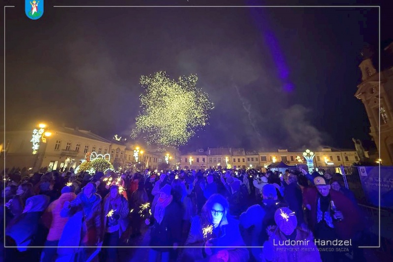 Mieszkańcy Nowego Sącza witający 2026 rok na płycie Rynku w Nowym Sączu podczas imprezy sylwestrowej