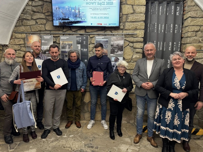 Uczestnicy wernisażu w Sądeckiej Bibliotece Publicznej