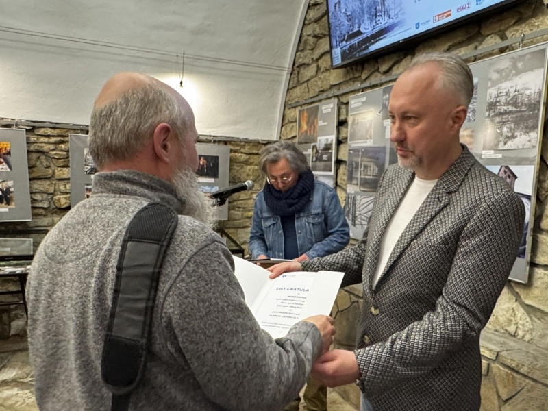 Prezydent Ludomir Handzel z uczestnikiem konkursu
