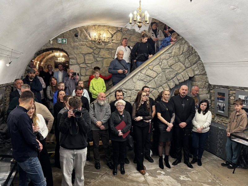 Uczestnicy wernisażu w Sądeckiej Bibliotece Publicznej