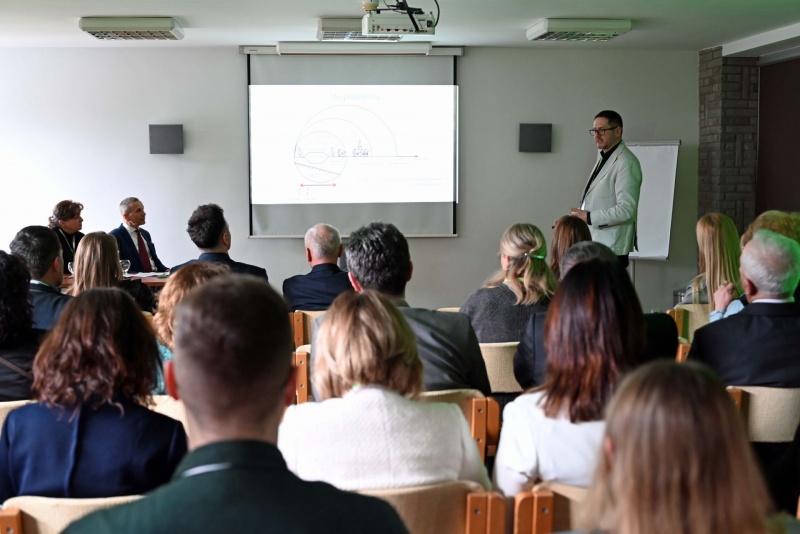 Uczestnicy konferencji podczas sesji