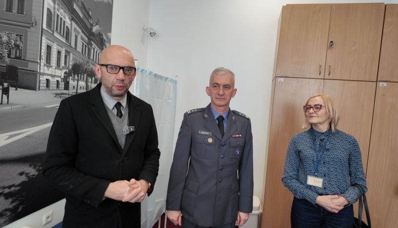 Od lewej: Artur Bochenek, ppłk Robert Szostek, szef WCR i Dorota Kudlik, dyrektor Wydziału Spraw Obywatelskich i Ewidencji Ludności UM 