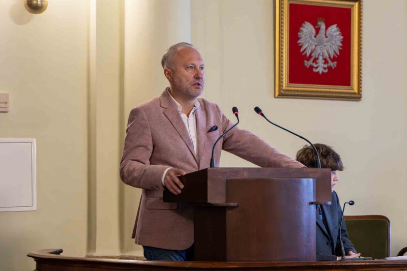 Prezydent Ludomir Handzel podczas obrad Młodzieżowej Rady Miasta