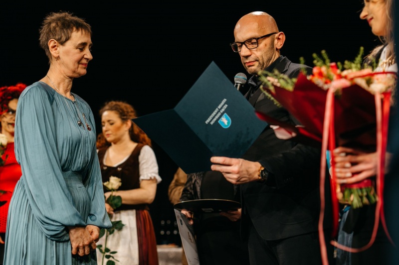 Artur Bochenek, zastępca prezydenta miasta wręcza Izabeli Wiatrak Mały Denar św. Małgorzaty