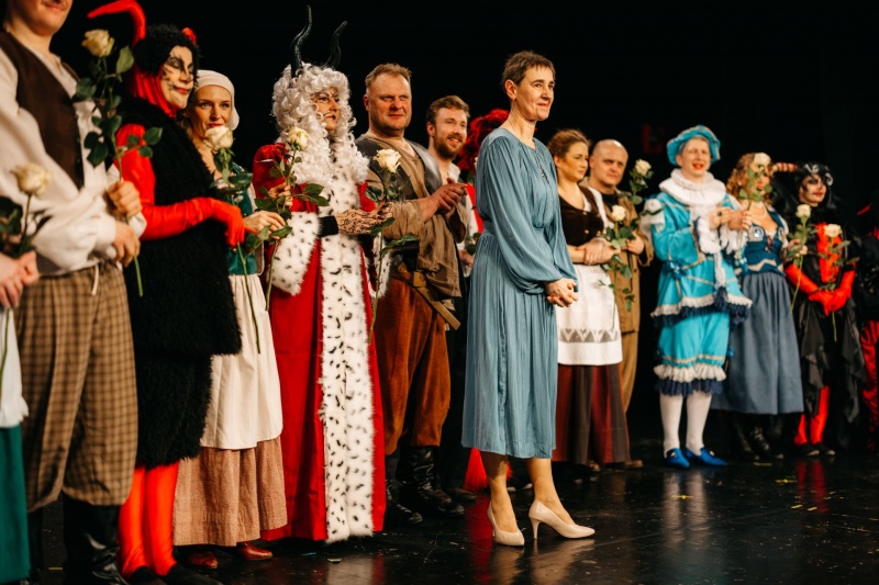 Izabela Wiatrak w otoczeniu aktorów Teatru Robotniczego