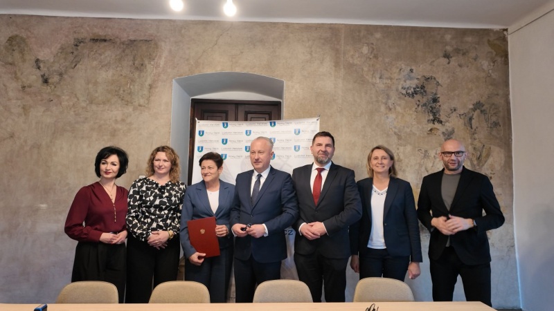 Od lewej: Renata Seruga-Tokarz, skarbnik miasta, Urszula Sroka, kierownik Delegatury UW w Nowym Sączu. Bożena Borkowska, zastępca prezydenta miasta, prezydent Ludomir Handzel, Marek Ostrowski dyrektor krakowskiego Oddziału GDDKiA, Agnieszka Wachowska. zastępca dyrektora GDDKiA i Artur Bochenek, zastępca prezydenta miasta