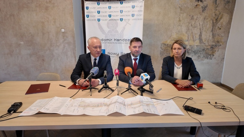 Od lewej: prezydent Ludomir Handzel, Maciej Ostrowski, dyrektor Oddziału GDDKiA w Krakowie i Agnieszka Wachowska, zastępca dyrektora ds. Zarządzania Drogami i Mostami 