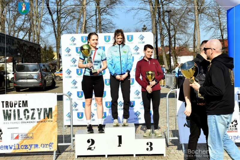 Uczestnicy Biegu Tropem Wilczym na podium