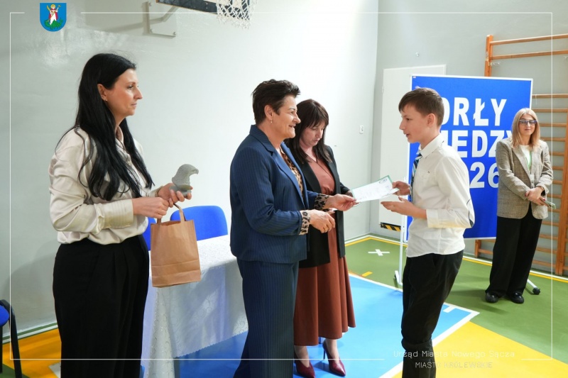 Bożena Borkowska wręcza dyplom uczestnikowi konkursu