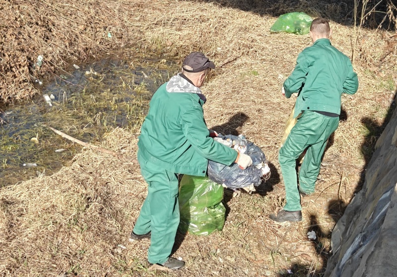 Więźniowie sprzątają brzegi rzeki Kamienicy