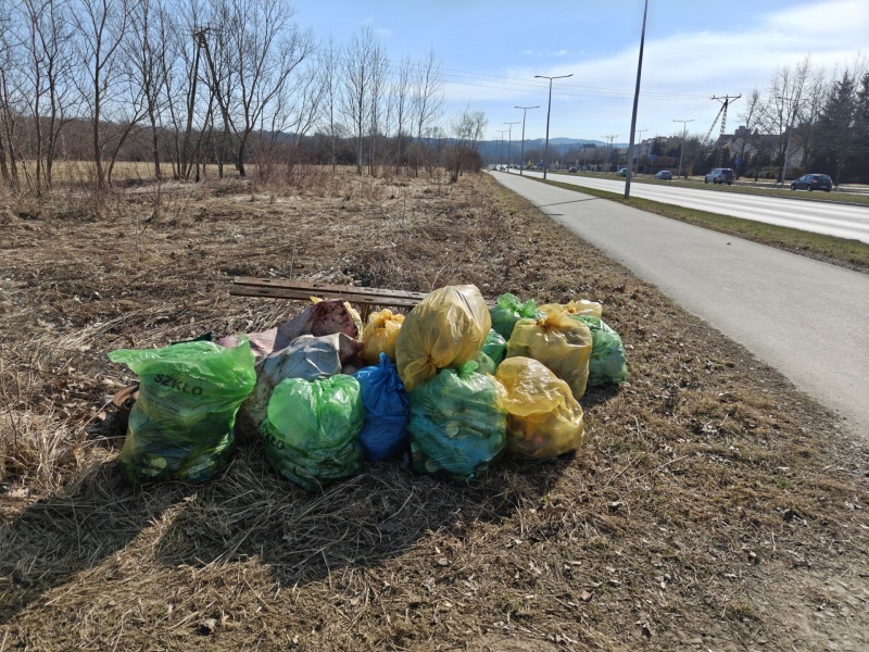Śmieci zebrane przez więźniów nad brzegami rzeki Kamienicy