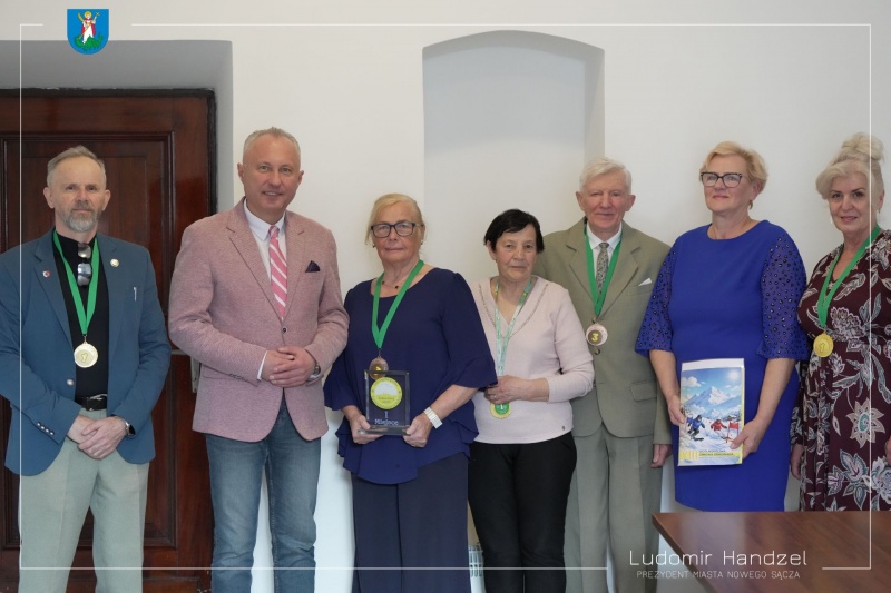 Prezydent Ludomir Handzel (drugi od lewej) z seniorami