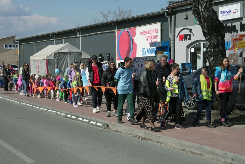 Uczestnicy Marszu "Ku godności" na ulicach Nowego Sącza