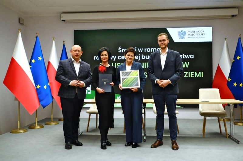 Od lewej: Krzysztof Klęczar, wojewoda małopolski oraz Renata Seruga-Tokarz i Bożena Borkowska