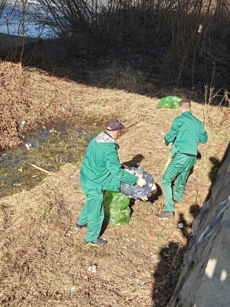 Osadzeni sprzątający