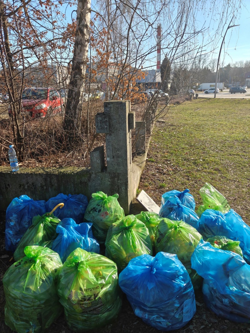 Worki ze zgromadzonymi odpadami