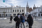 prezydent miasta nowego sącza na placu rynku w nowym sączu w asyście wolontariuszy.